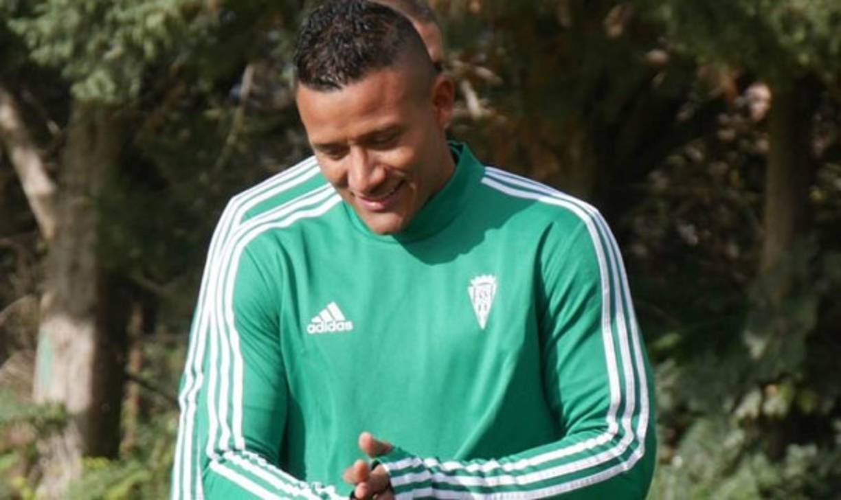 Luis Garrido: La ficha del mediocampista hondureño que milita en el Córdoba de España es de 200 mil euros. Su precio ha bajado ya que anteriormente si valor andaba en los 300 mil euros.