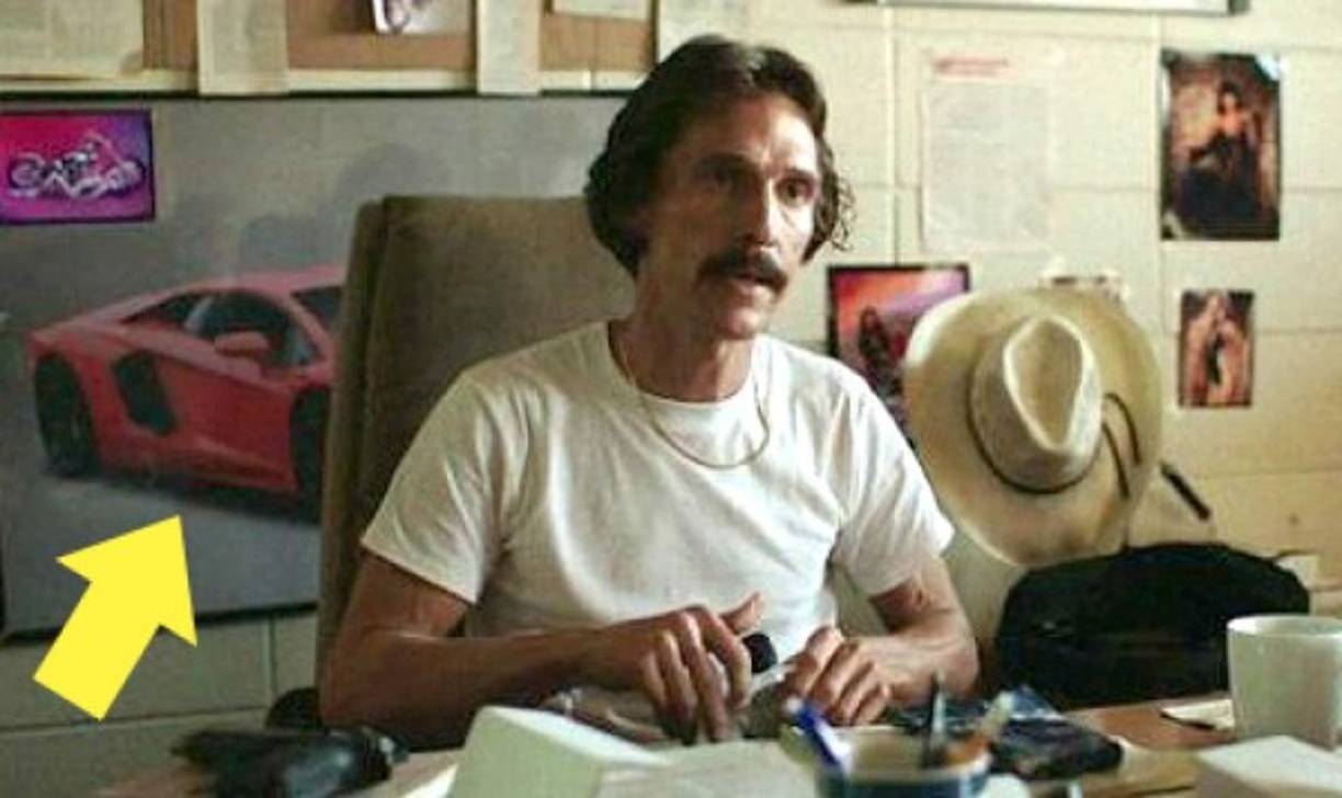 Dallas Buyers Club: La película transcurre en el año 1985, aún así en una de las escenas podemos ver un Lamgorhini Aventador en un afiche tras los hombros del personaje principal. Ese automóvil salió al mercado en 2011.