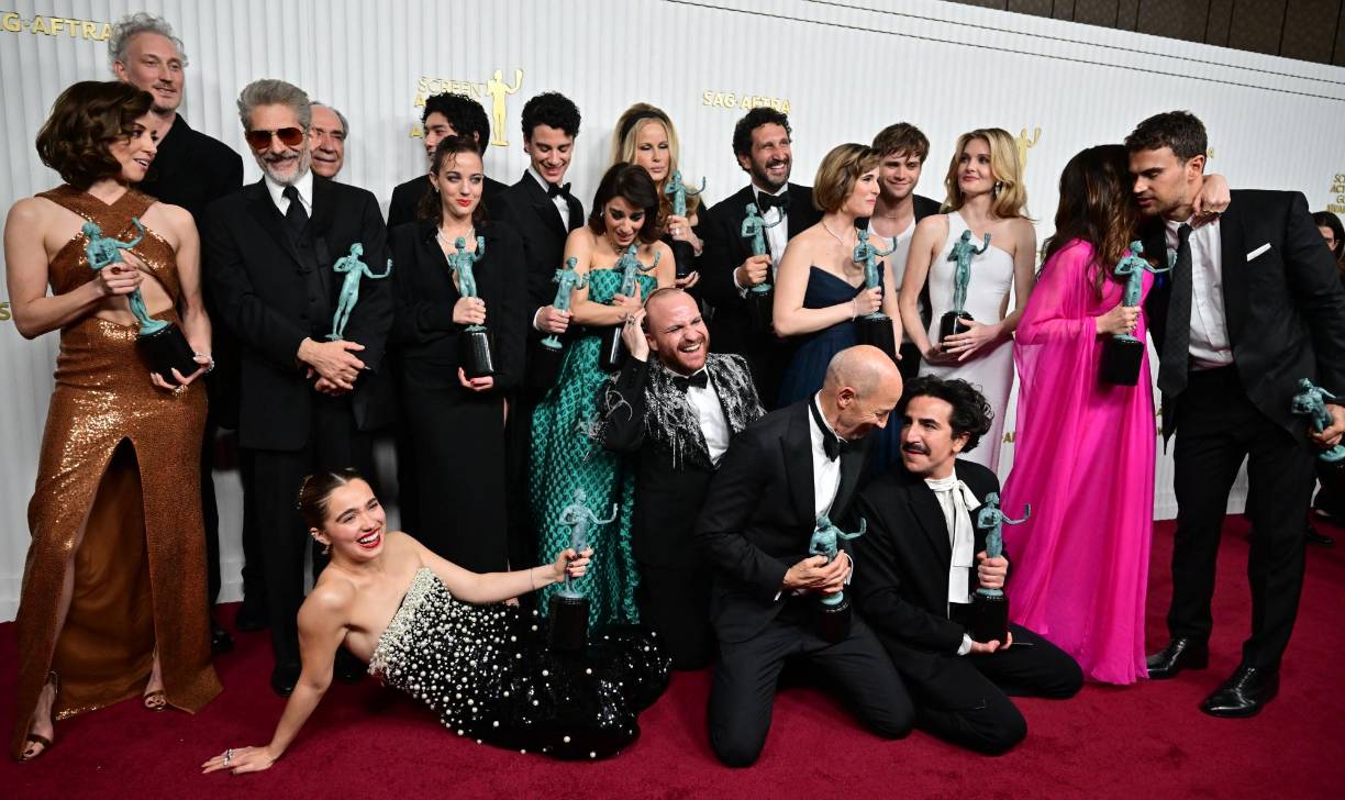 Luego de no transmitirse vía televisión de cable un par de años en México, Latinoamérica y otros territorios debido a la pandemia, los SAG Awards volvieron a verse a nivel internacional gracias a Netflix, con quienes firmaron un acuerdo exclusivo. Este año, la gala se vio por el canal oficial de YouTube de la compañía, mientras que a partir de 2024 se podrá ver directamente en la plataforma. 