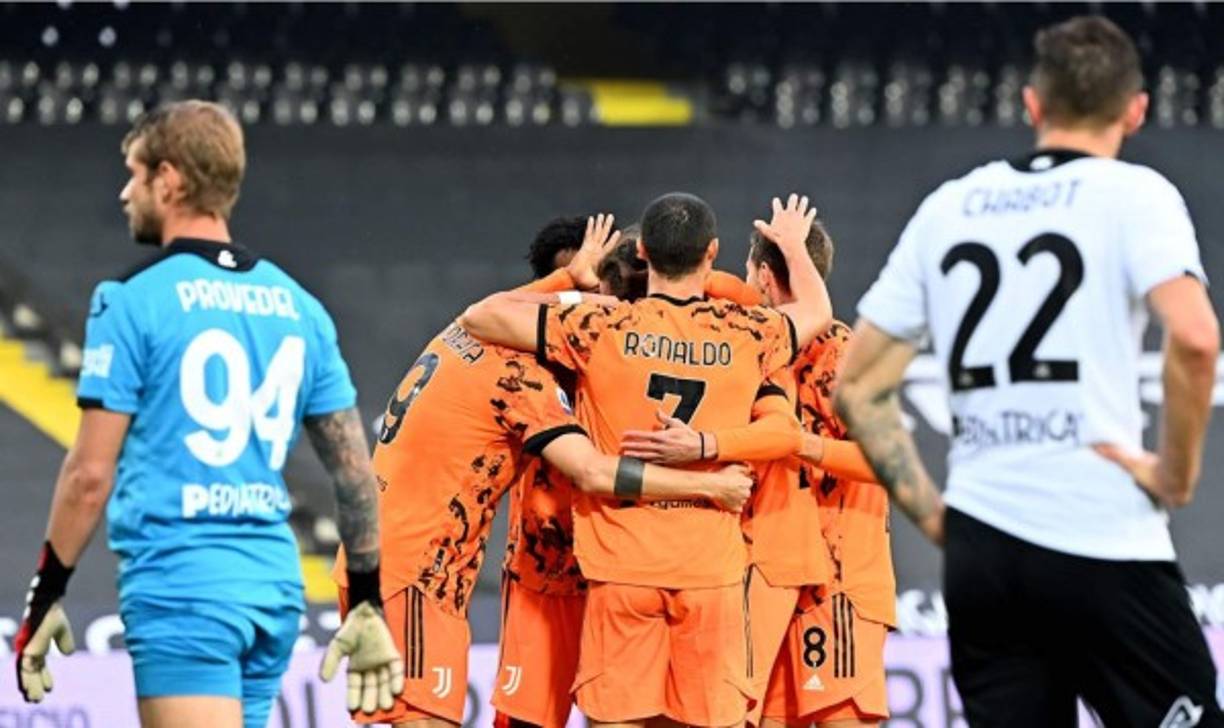 El festejo de los jugadores de la Juventus tras el gol de Rabiot.