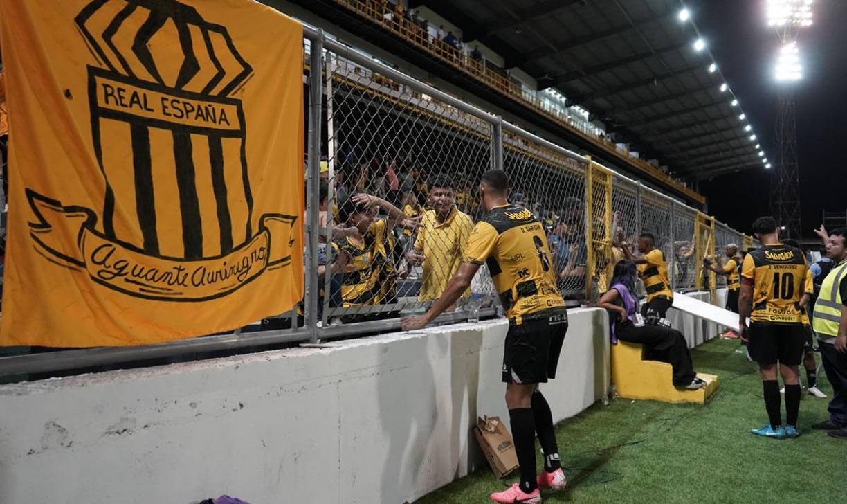 Devron García tuvo un buen gesto con los aficionados del Real España tras el pitazo final del partido. El defensa atención a los hinchas.