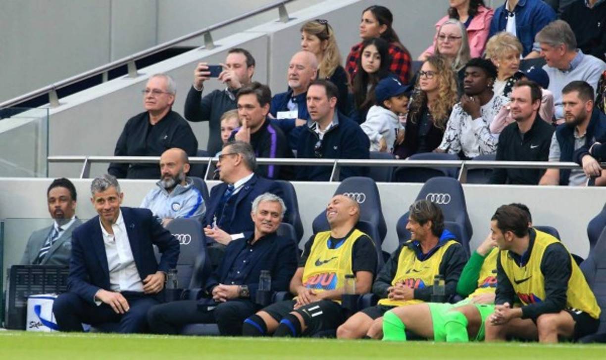 Mourinho colocó a David Suazo y el hondureño no lo defraudó. Al portugués se le vio sonriente cuando el catracho anotó dos goles.
