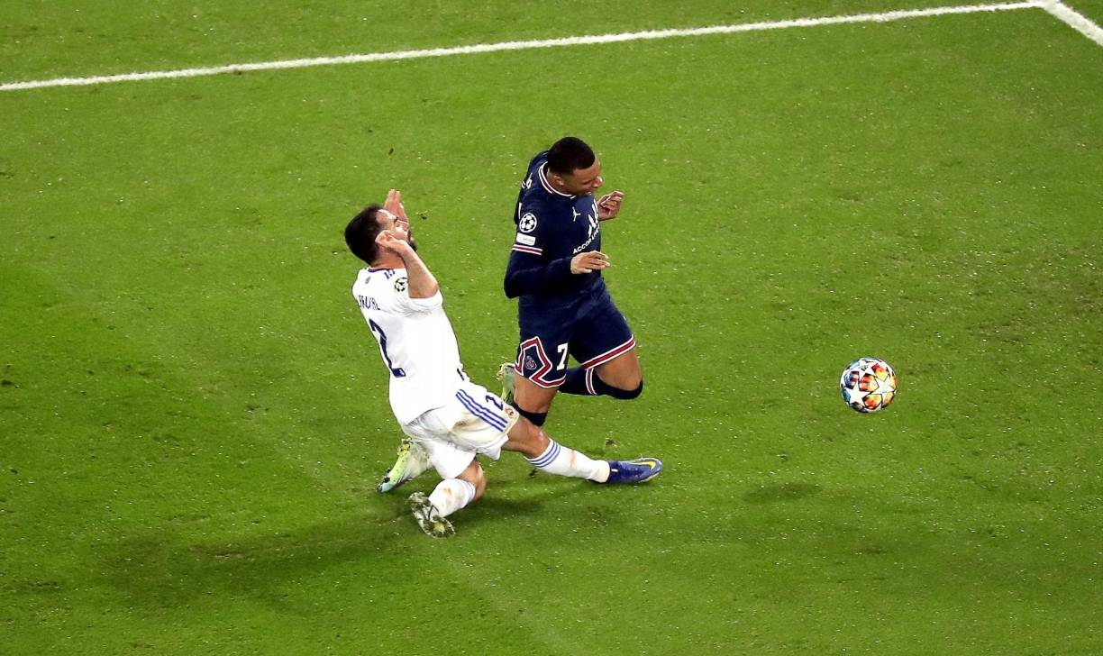 A los 60 minutos, Carvajal derribó en el área a Kylian Mbappé y se sancionó lo que fue una clara falta penal a favor del PSG.