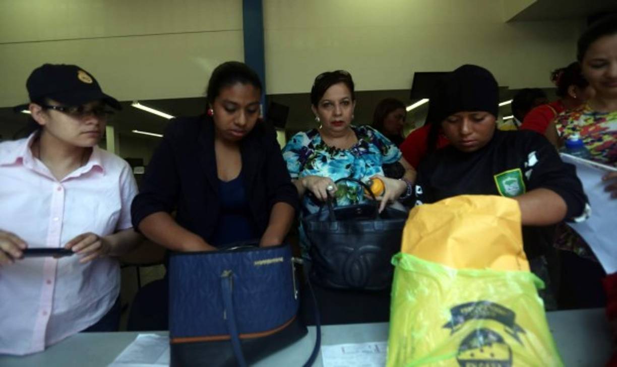 Los empleados recibieron las notificaciones de despido por parte de representantes del gobierno.