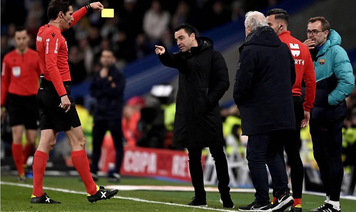 Xavi Hernández señalando a Dani Carvajal cuando se le acercó el árbitro José Luis Munuera Montero.
