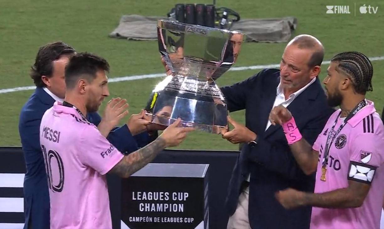 De esa manera, y con el brazalete en su brazo, el estadounidense <b>DeAndre Yedlin</b>: subió con <b>Messi </b>a la tarima .