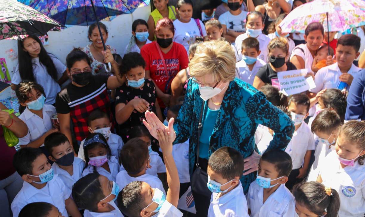 El regidor Julio Montessi, en representación del alcalde Roberto Contreras, manifestó la importancia de apoyar este tipo de proyectos, a efecto de contribuir a la educación de los niños.