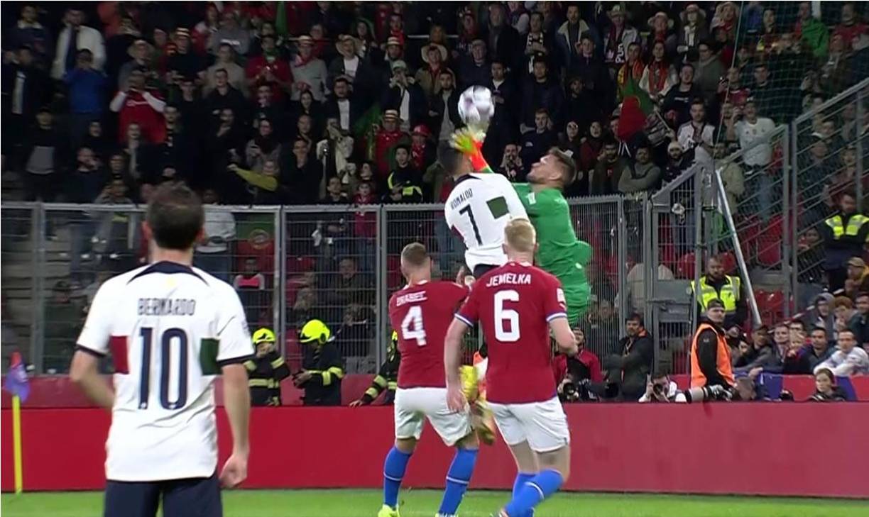 El guardameta checo le propinó un fuerte golpe con las manos a CR7 en el rostro, dura caída del luso al suelo y quedó tendido con gestos de mucho dolor.