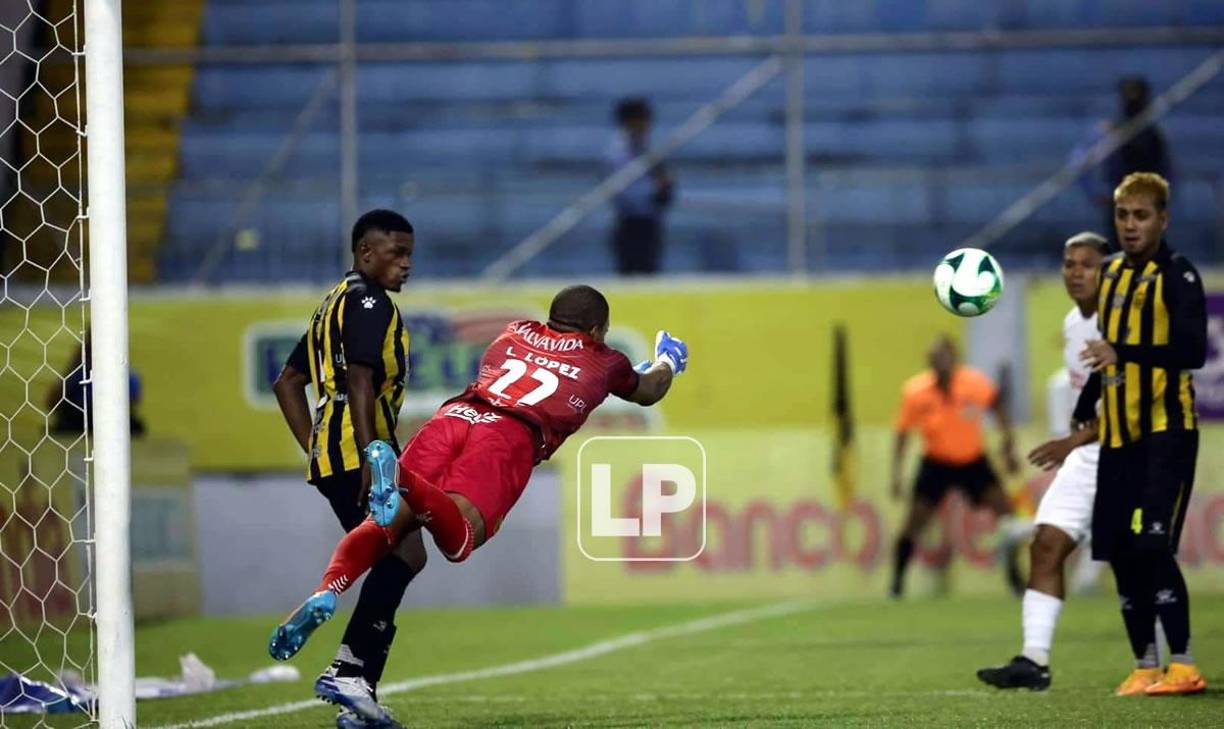 El portero aurinegro Luis ‘Buba‘ López volando para despejar de puños un balón.