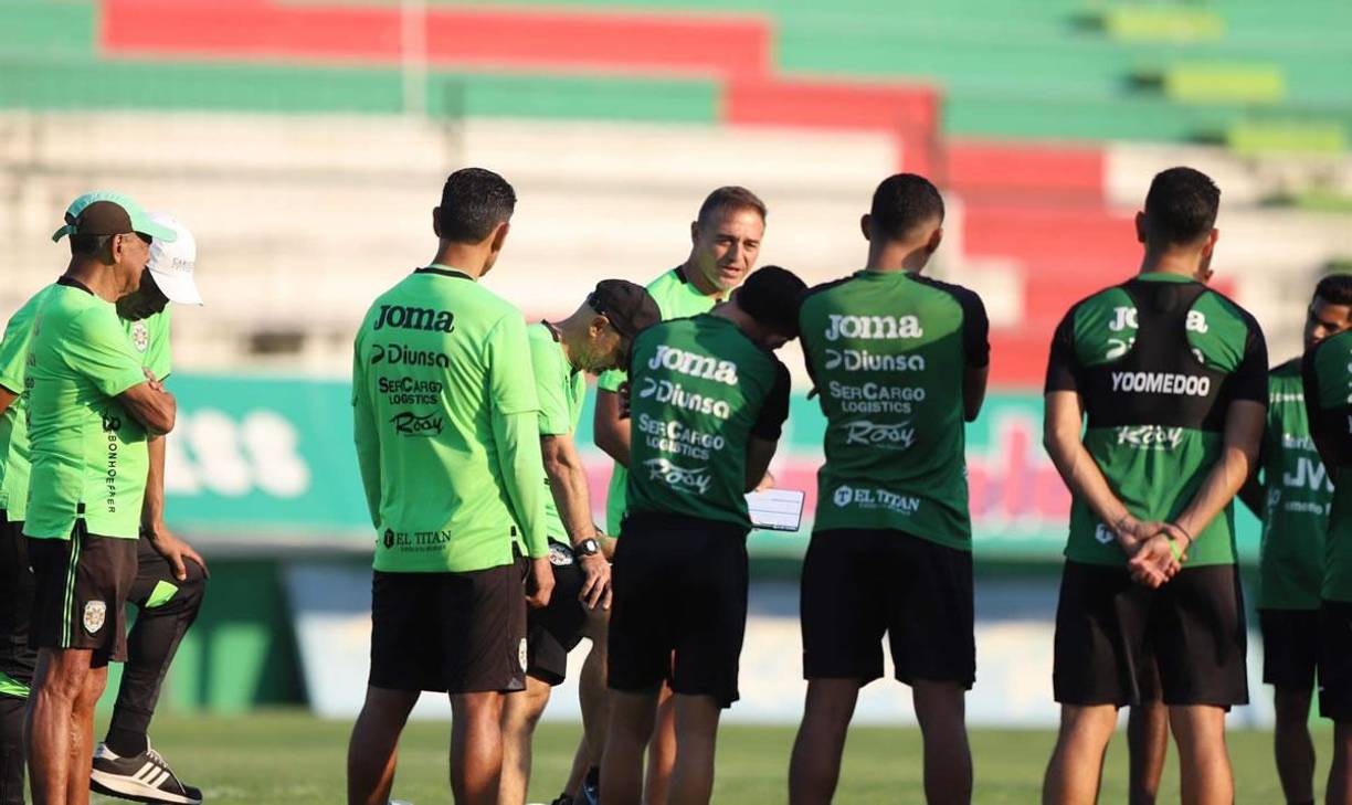 Hernán ’La Tota’ Medina dio una charla a sus nuevos jugadores antes de dirigir su primer entrenamiento.
