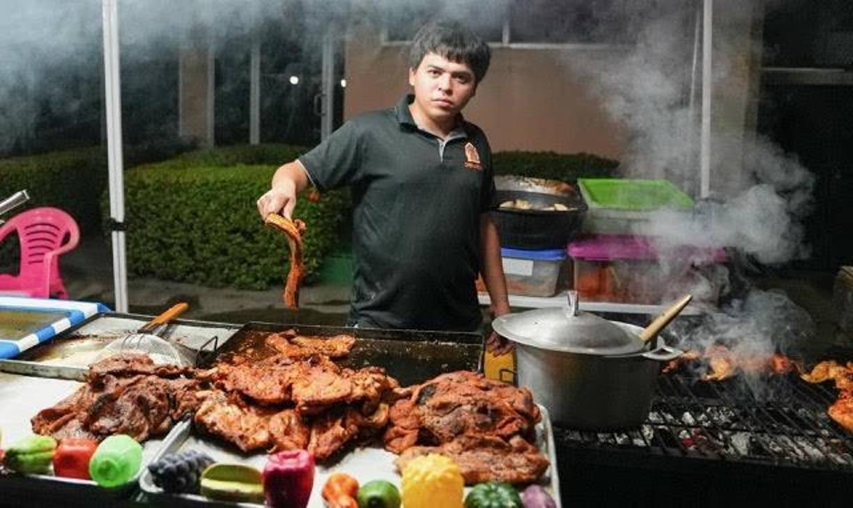 La carne asada es uno de los platos favoritos y los emprendedores lo saben. Los sampedranos se deleitaron con los platillos que son una tradición durante la feria.