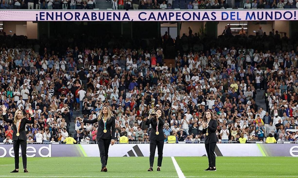 El estadio Santiago Bernabéu aplaudió a las jugadoras del Real Madrid que formaron parte de la Selección de España, campeona del mundo.