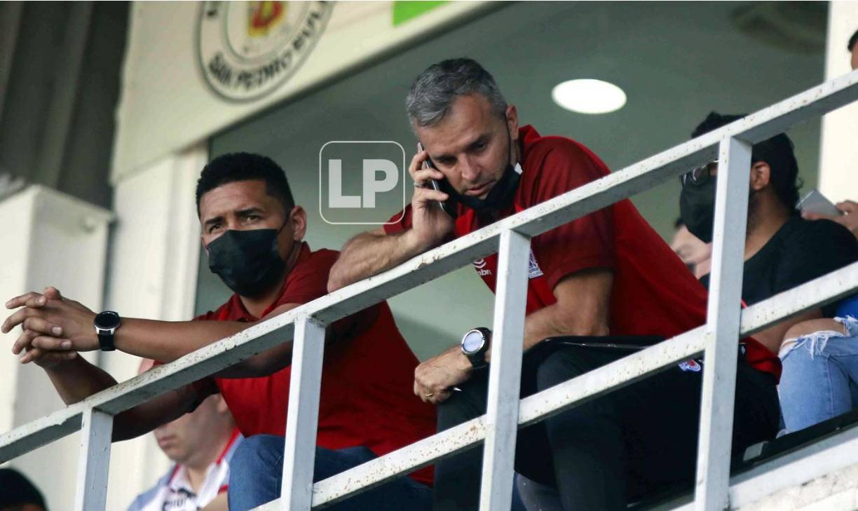 Pablo Lavallén todavía no tiene la documentación en orden para ser inscrito como el nuevo director técnico del Olimpia y le tocó dar instrucciones a JC Espinoza desde el palco.