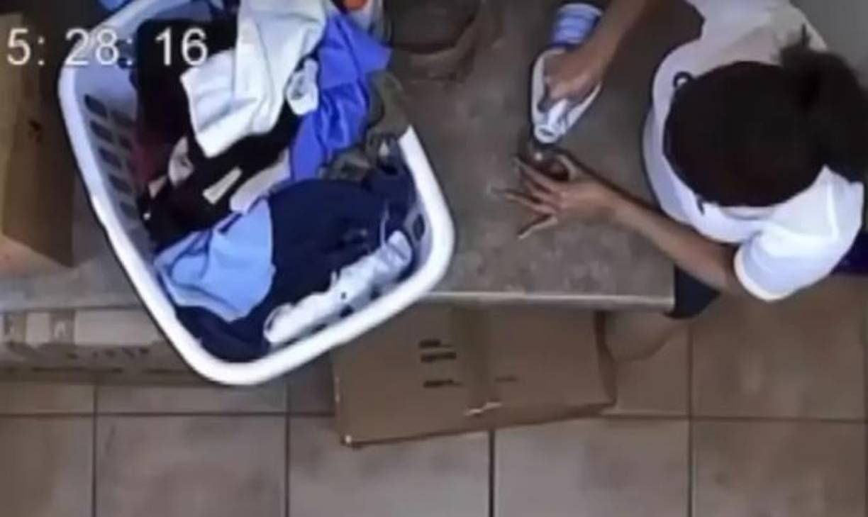 El esposo afirma que comenzó a sospechar de las intenciones de su mujer tras notar un sabor extraño en su café en marzo de 2023, cuando estaban por viajar a Alemania. Roby hizo una prueba a la bebida, y descubrió que tenía altos niveles de cloro.