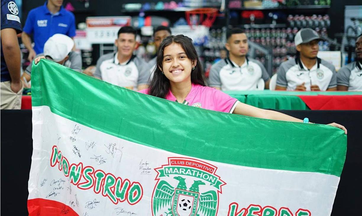 Esta pequeña aficionada del Marathón llegó feliz con su camiseta y bandera del Monstruo Verde.