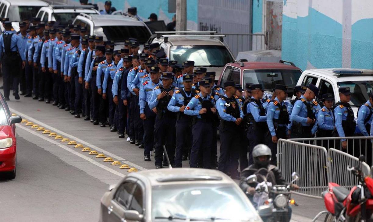 ¡Resguardo total! La Policía Nacional previo a realizar su recorrido en el interior de las instalaciones del estadio Nacional Chelato Uclés de Tegucigalpa. 