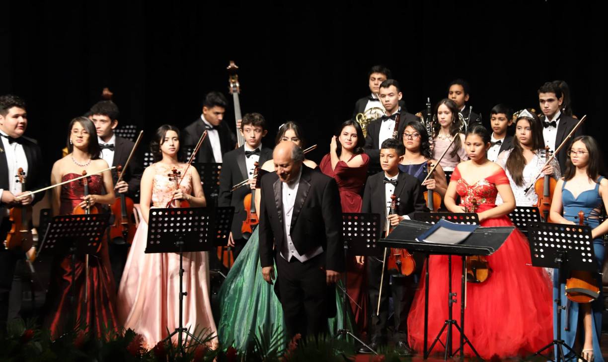 El maestro Jorge Luis Banegas fue el director artístico musical a cargo de la Orquesta Sinfónica Victoriano López.