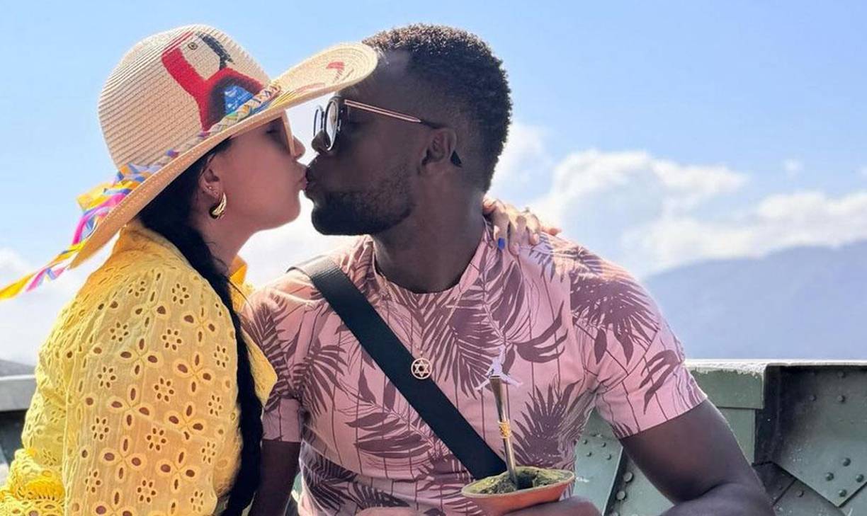 Yustin conoció a Paula Vivas en el 2012 en Venezuela, fue a una tienda donde compró un chip de celular y ella era cajera. En ese entonces el atacante militaba en el fútbol venezolano.