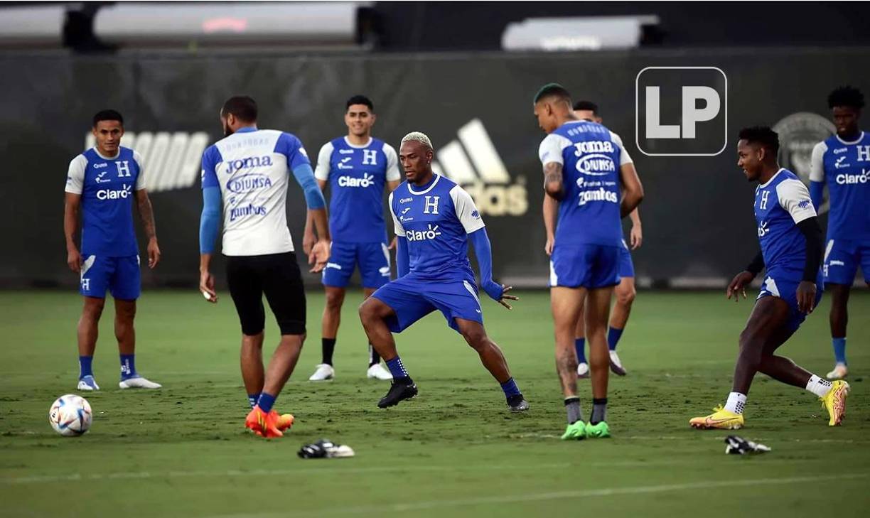 Deiby Flores estuvo en el centro del rondo que hicieron sus compañeros.