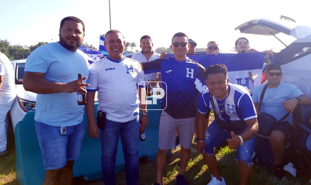 Bailes, carne asada, manta de Maradona y hasta un Lamborghini: las fotos del ambientazo en el Argentina-Honduras