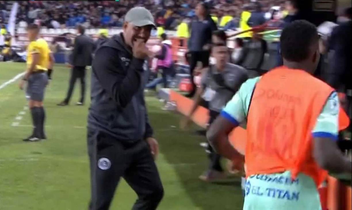 Ninrod Medina animando a Carlos Mejía antes de mandarlo al campo en lugar de Iván López.
