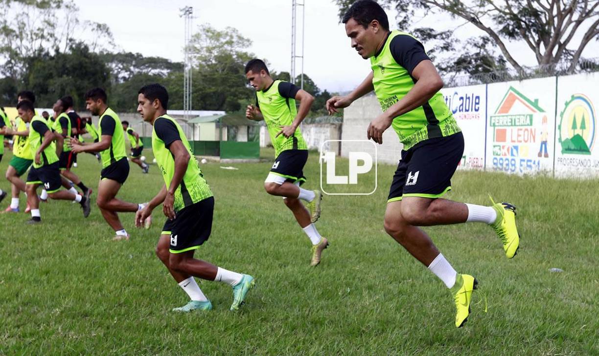 ‘Rambo‘ de León entrena a la par de sus compañeros, aunque su físico no es el mismo.