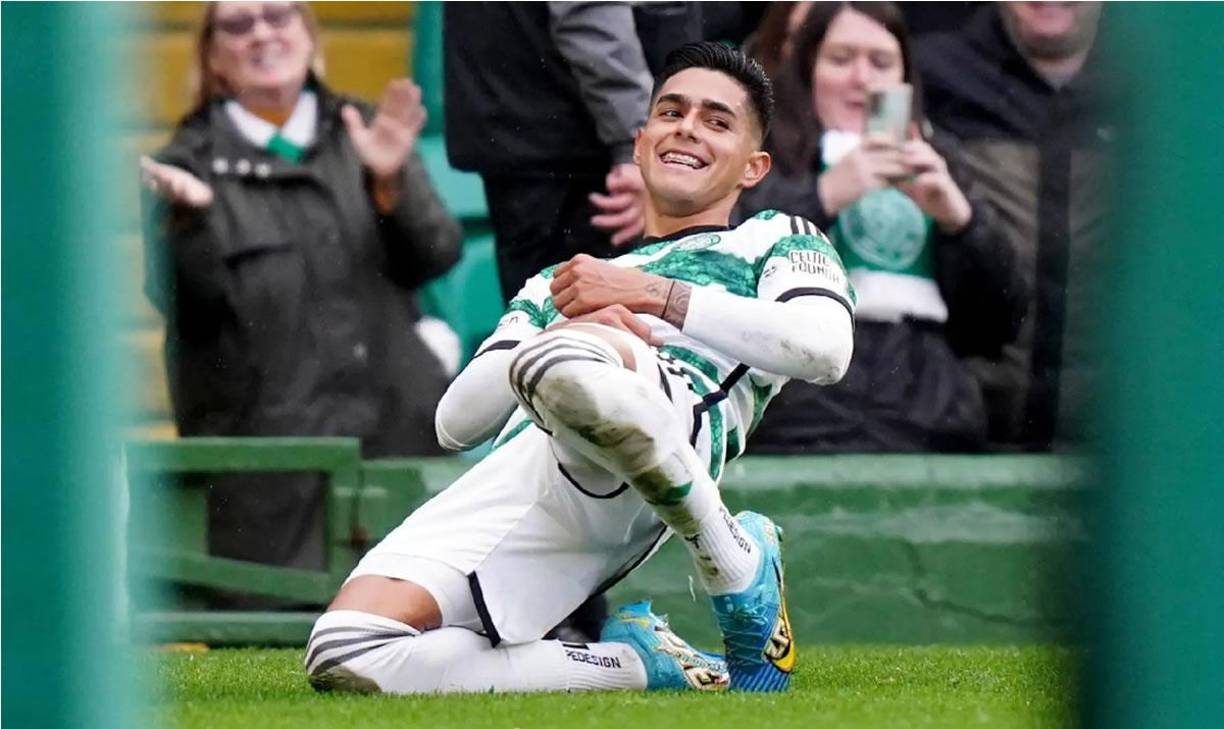 El hondureño se tiró de rodillas en una esquina del campo para seguir celebrando el golazo.