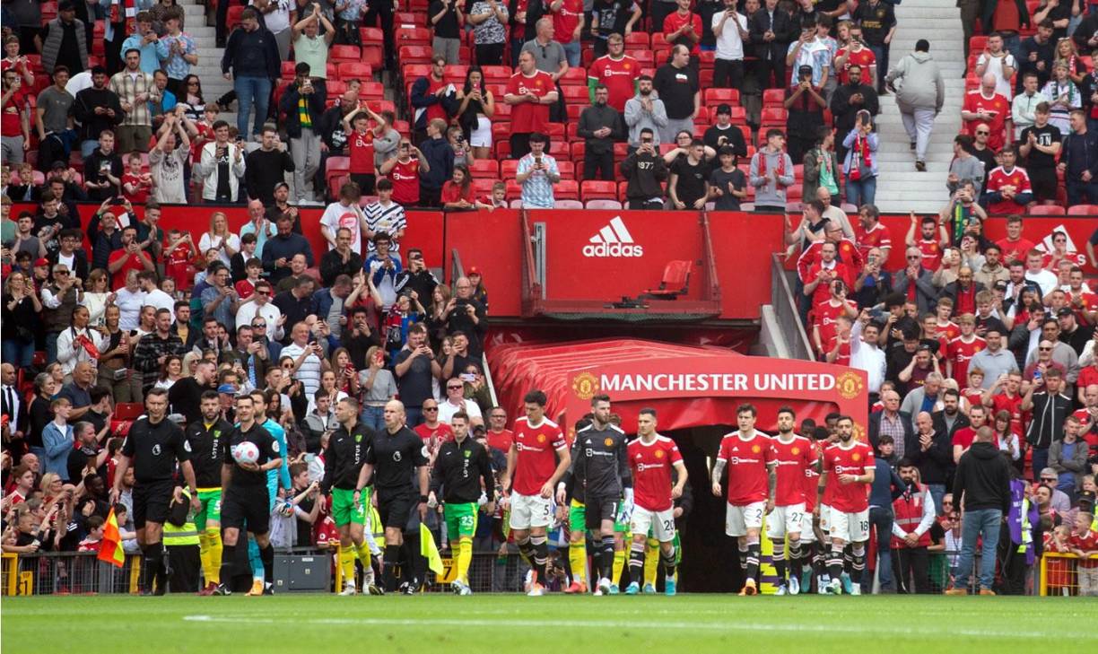 Jugadores del Manchester United y Norwich City saliendo al campo de Old Trafford para el partido.