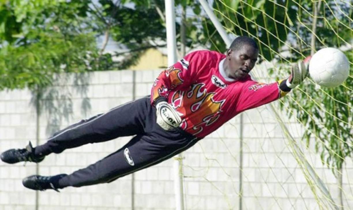 Uno de los más recordados, Milton “Chocolate” Flores en 2003 el portero emblemático de Real España y la selección nacional fue acribillado en San Pedro Sula.