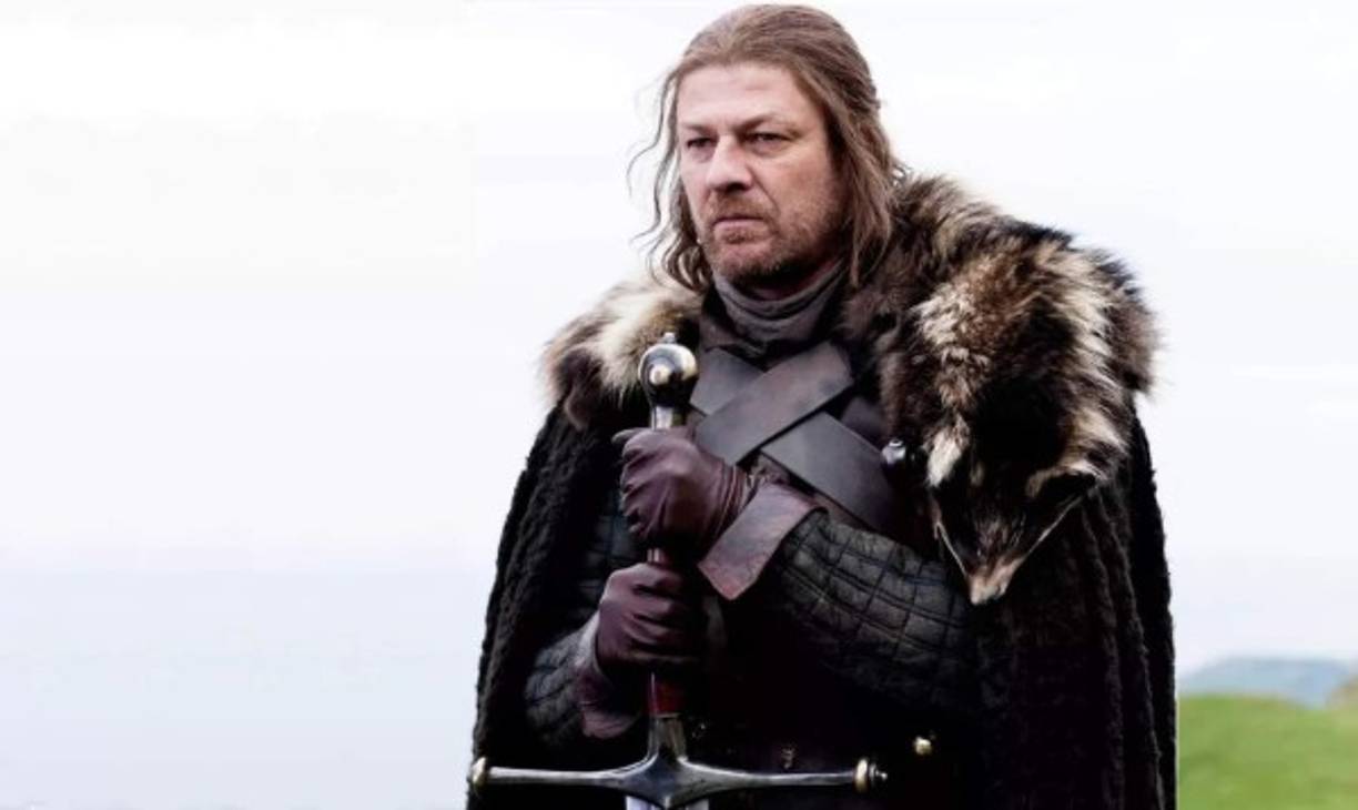 - Ned Stark: Era el personaje que más carga argumental tenía a sus espaldas y desapareció a mitad de la primera temporada, avanzando lo que sería la tónica de la serie. Su carácter justo marcó el del resto de sus hijos y su inesperada muerte, a manos del sociópata de Joffrey Lannister, es el detonante para el estallido de la guerra.<br/>