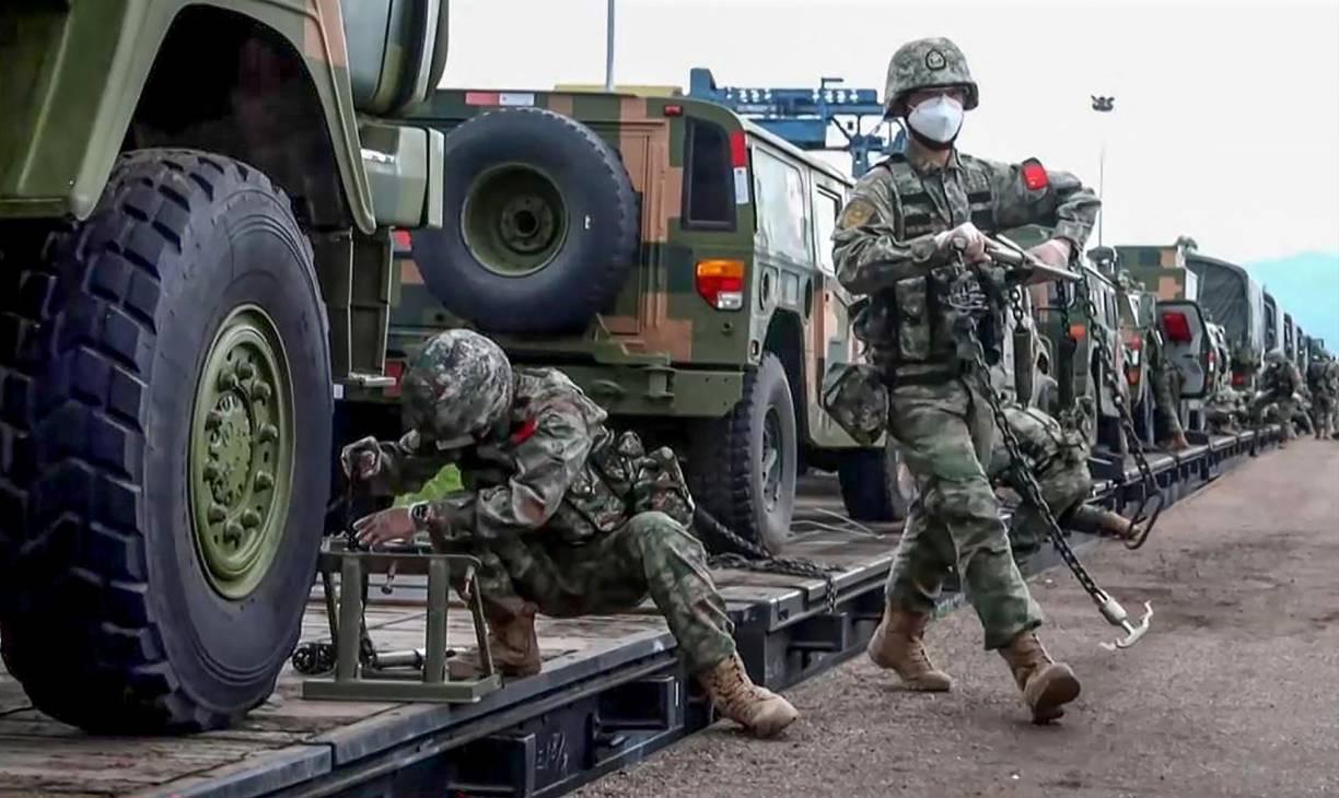 “En total, en los ejercicios Vostok-2022 tomarán parte más de 50,000 efectivos, 5,000 unidades de armamento pesado, 140 aviones y 60 buques”, señaló el Ministerio de Defensa en un comunicado.