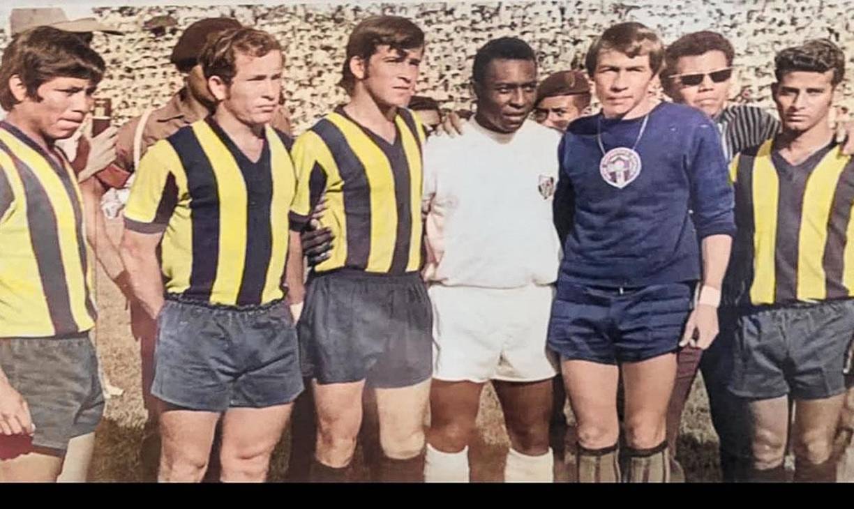 Mario ‘Pelola‘ López, Jaime Villegas, Pelé, ‘Macho‘ Arrieta y ‘Chico‘ Handal se fotografiaron previo al partido. Atrás (de lentes) el periodista Jesús Vélez Banegas.