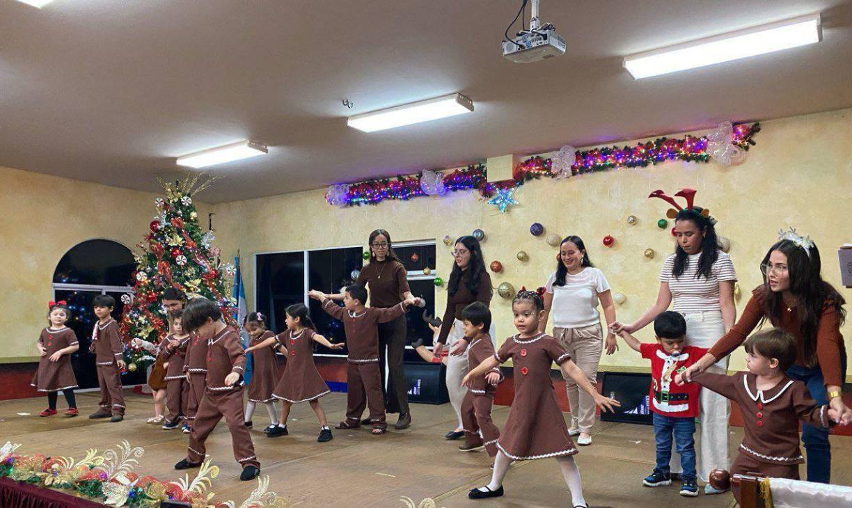 La presentación por prekinder y kinder recibió la ovación de los presentes. 