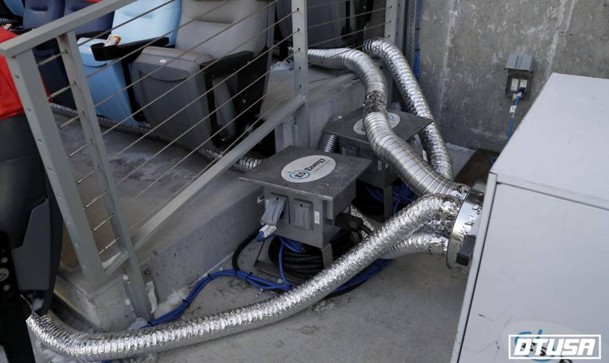 Este equipo de calefacción les brindará a los jugadores aire caliente por abajo de los asientos.