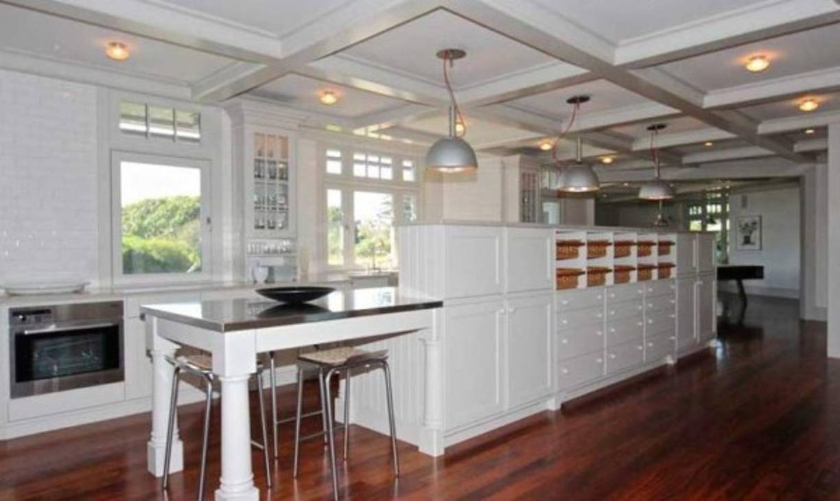 En el interior de la vivienda predominan los colores claros, principalmente el tono blanco.