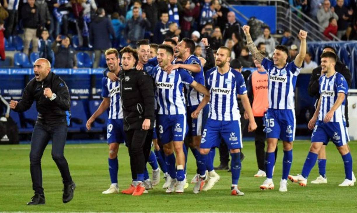 El festejo de los jugadores del Alavés al final del partido ante Real Madrid.