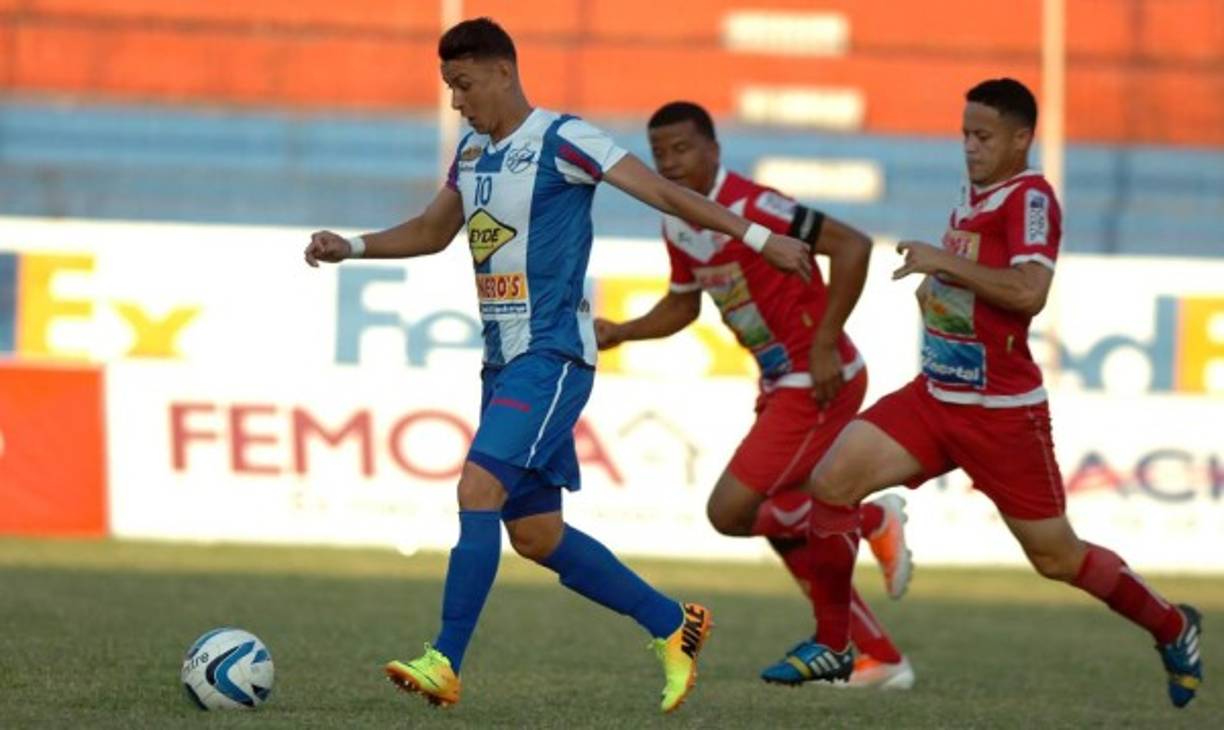 Erick Andino conduce el balón.