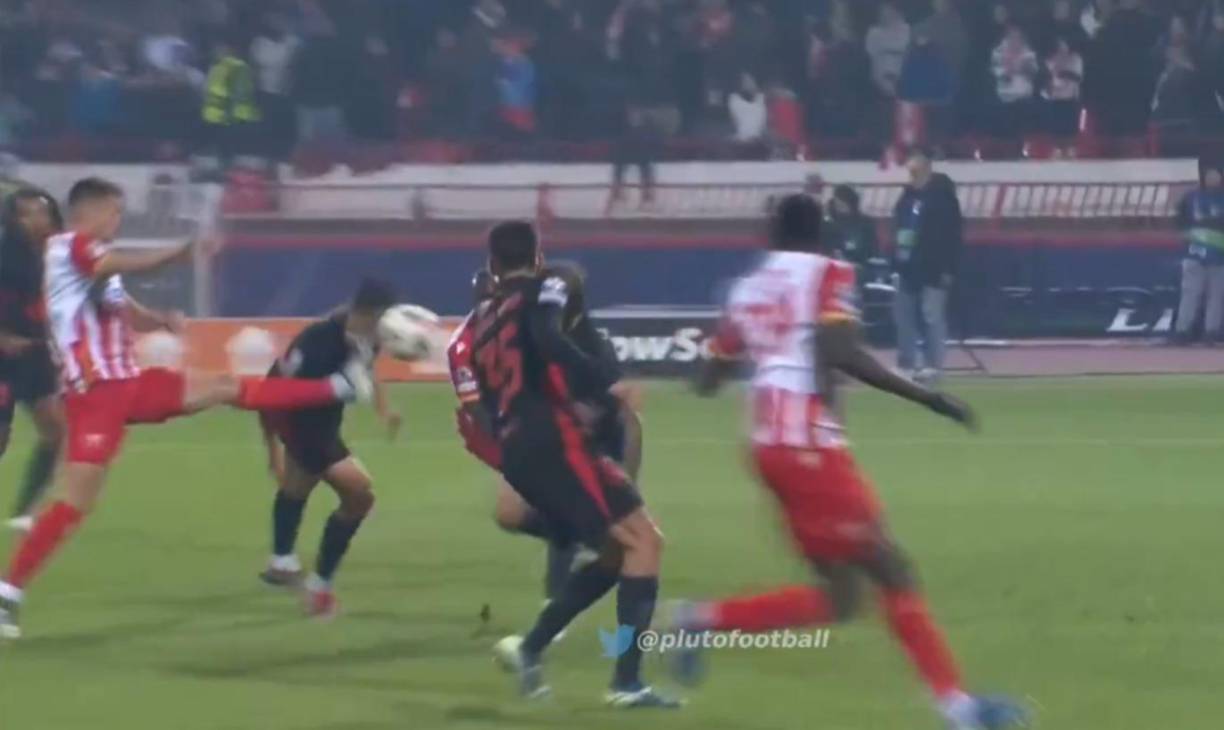 Esta fue la patada que sufrió Cubarsí que le ha propiciado una brecha en la cara.