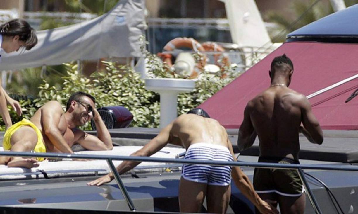 CR7 la pasa a lo grande con sus amigos.