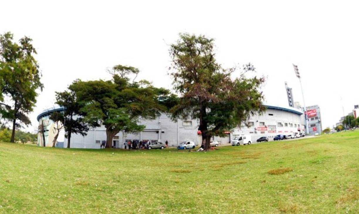 En el estadio que sirvió como escenario para el primer Mundial de fútbol de la historia (1930), estas personas se ubicarán específicamente debajo de la tribuna Amsterdam -nombrada así por uno de los dos títulos olímpicos de Uruguay en fútbol (1924 y 1928)-.