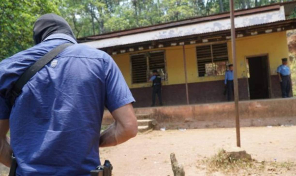 La Policía Nacional decomisó cerca de 10 mil puntas de cocaína y municiones en una bodega de una escuela en la aldea Peñitas Abajo de San Pedro Sula.