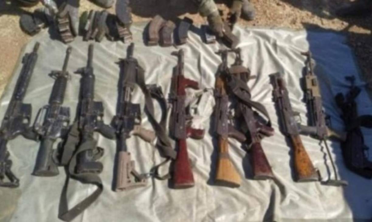 Las autoridades también decomisaron un arsenal de armas de grueso calibre.