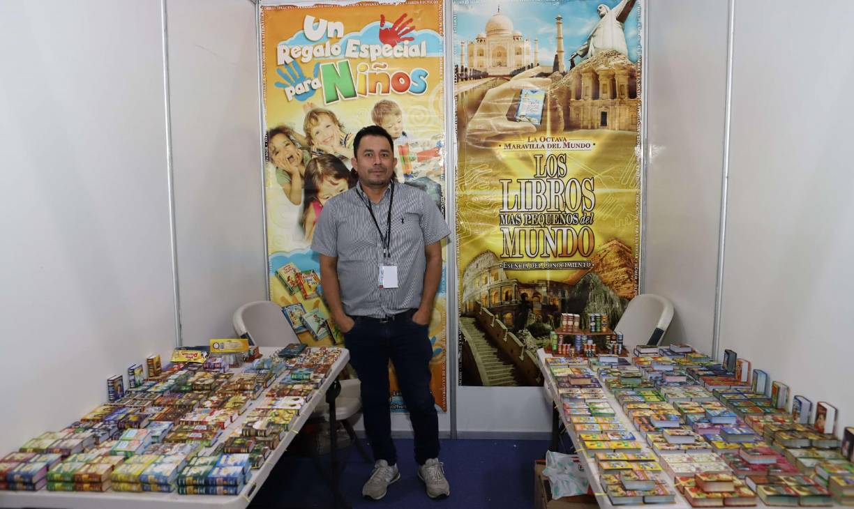 Cristian Briceño de la Editorial Los Libros más pequeños del mundo, la cual es de origen peruana. 