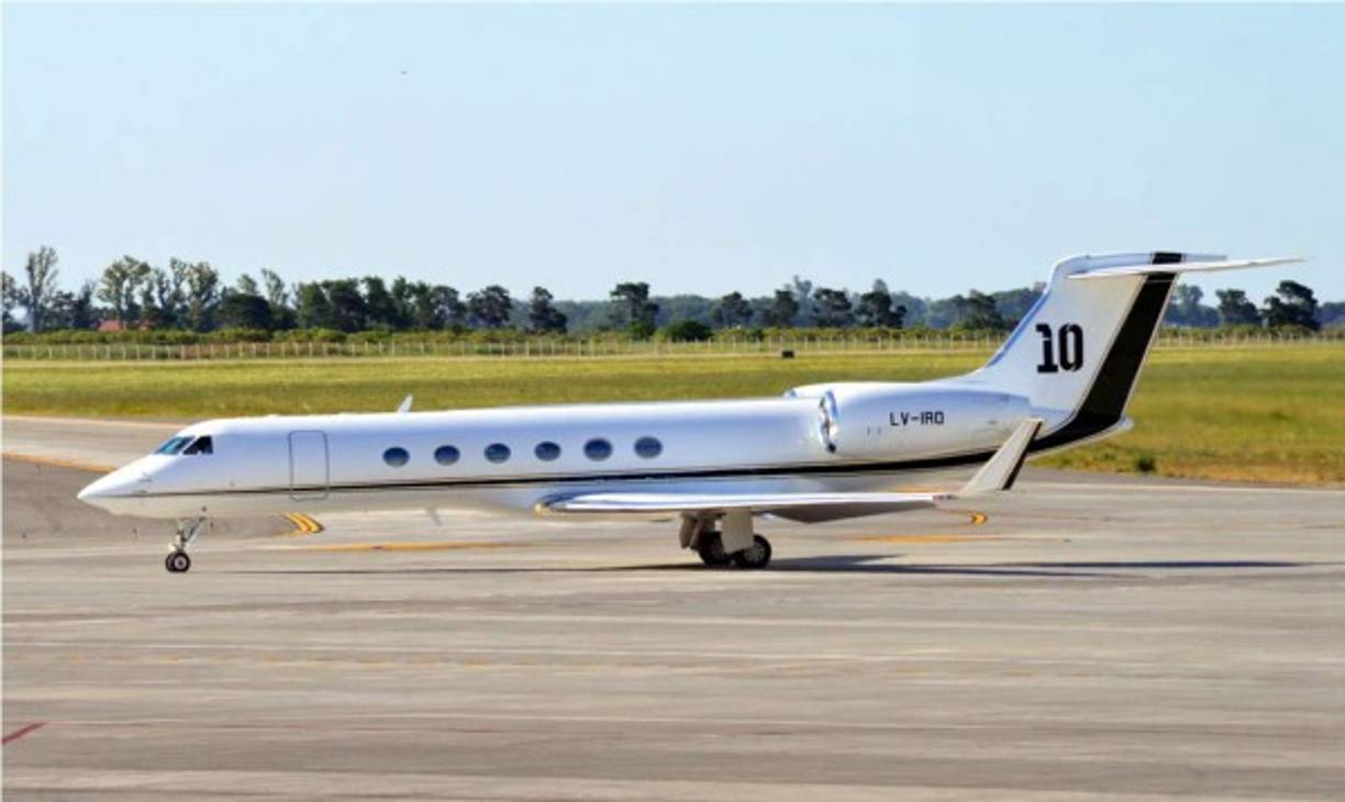 6. Lionel Messi tiene un avión privado Gulfstream V del año 2004, valorado en 13.28 millones de euros. En la parte de atrás tiene el número de camisa que usa el argentino.