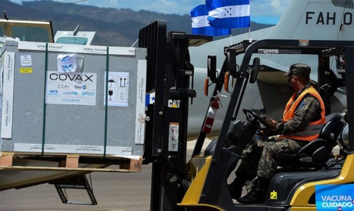Las vacunas fueron recibidas en la Base Hernán Acosta Mejía de la Fuerza Aérea Hondureña (FAH) en Tegucigalpa por una comitiva encabezada por el presidente del país, Juan Orlando Hernández. AFP
