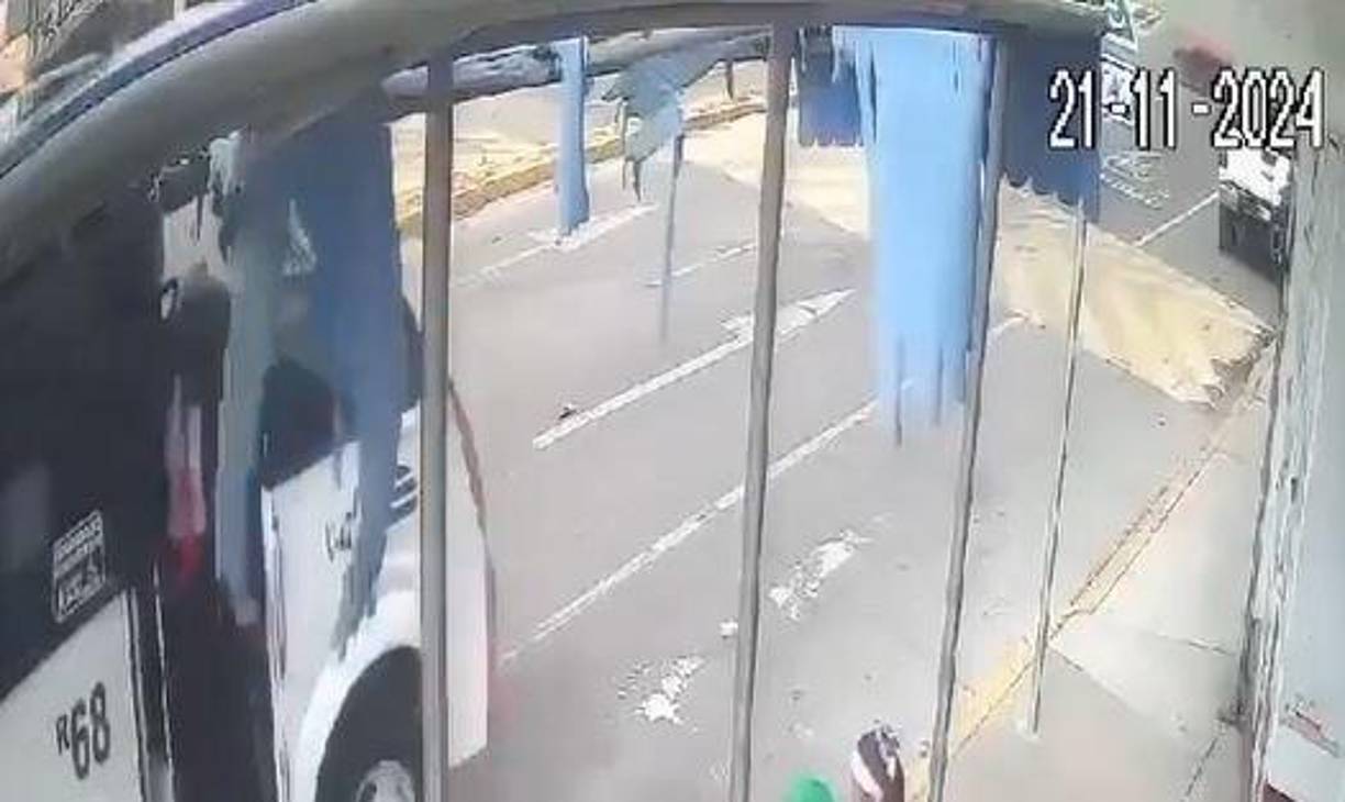 Las imágenes muestran al automotor realizando una parada en una estación para bajar pasajeros. 