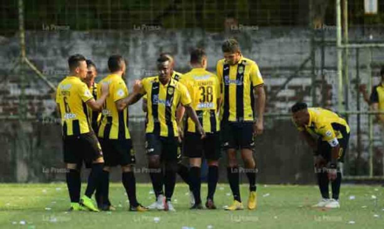 Darixon Vuelto aprovechó un error entre Barrios y Johnson y puso el 1-1. Así lo festejó con sus compañeros del Real España.