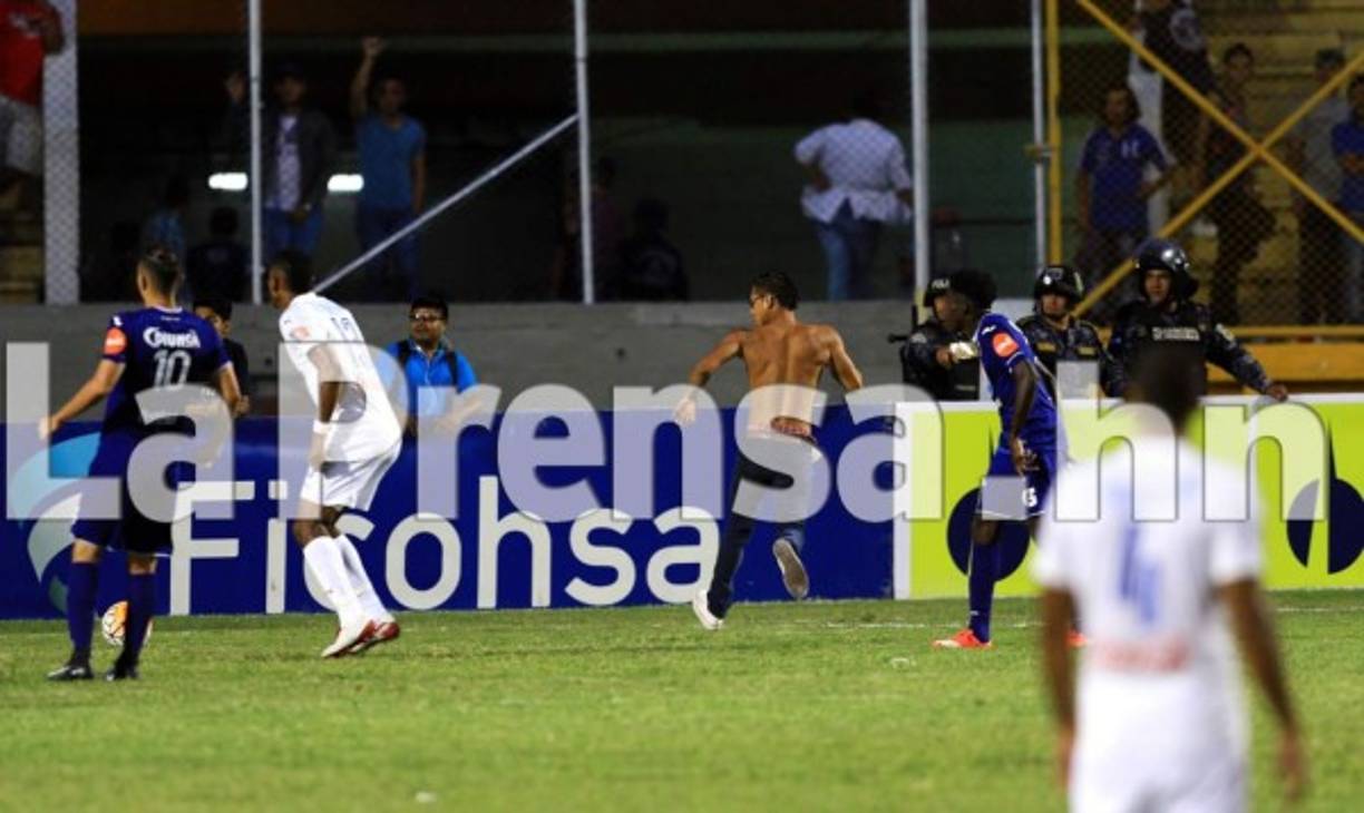 El momento del disparo del aficionado a la portería del Motagua.