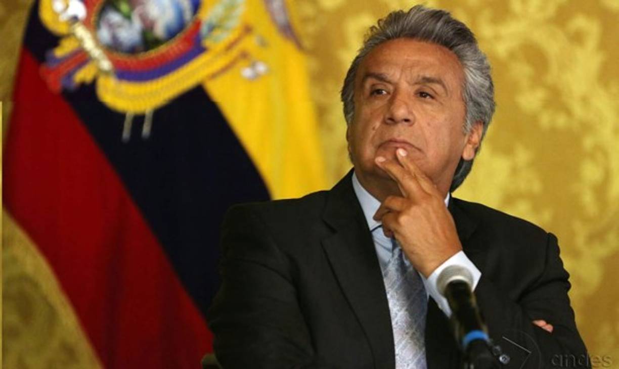 9. Con Lenín Moreno, Ecuador gira a la derecha<br/><br/>Durante la campaña de Alianza País era normal referirse a él como el “candidato de Rafael Correa”. Lenín Moreno, el elegido por el oficialismo de su país para las elecciones presidenciales, se impuso en las elecciones de abril al hacerse con el 51.15% de los votos frente al 48.85% que cosechó el opositor Guillermo Lasso.<br/><br/>Durante la campaña electoral, el ganador prometió continuar con la revolución ciudadana de Rafael Correa, aunque subrayó que sería más conciliador y estaría más abierto a mantener un diálogo con todos los actores sociales del país. Pero pronto comenzó a distanciarse del expresidente y a construir su propio perfil, para liberarse de la sombra de Correa. Moreno despidió a los jefes de los medios públicos, considerados cercanos a Correa. Y mediante una consulta popular programada para febrero, busca suprimir la posibilidad de una reelección indefinida, introducida a fines de 2015 en la Constitución para permitir la candidatura de Correa en las elecciones de 2021. Y en agosto retiró todas las funciones del vicepresidente Jorge Glas, acusado de actos de corrupción. La grieta con Correa se abrió más.
