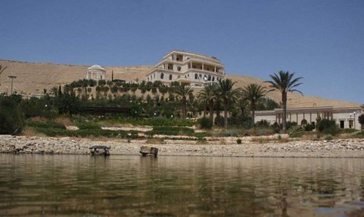 Los combatientes del ISIS se instalaron en una antigua zona residencial de clase alta a fines del año pasado, en Siria, cuando la zona fue atacada por las fuerzas de Bashar Al Assad y los habitantes tuvieron que abandonar sus hogares.